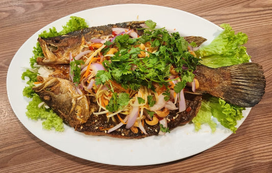 SF2.Deep Fried Seabass With Mango Salad 芒果沙拉炸鲈鱼